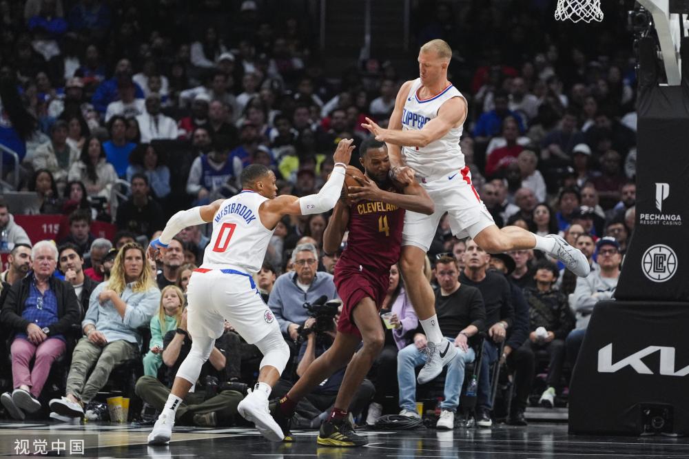 一名队员 一名队员